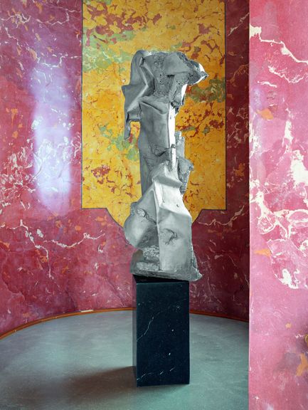 künstlerische abstrakte Aluminiumskulptur im Schloss Belvedere