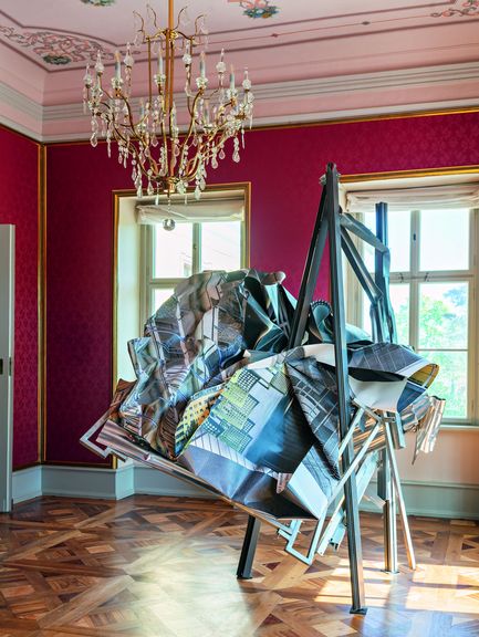 Künstlerische Skulptur in rotem Schlossraum