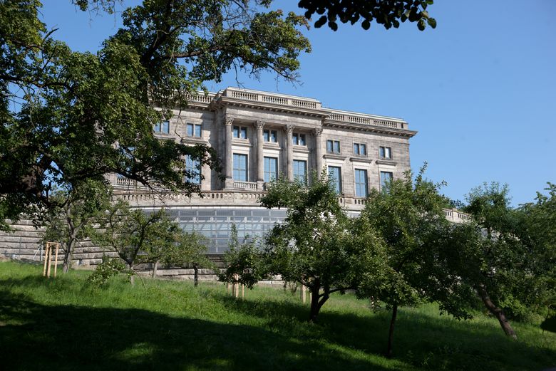 Einblick auf das Goethe- und Schiller-Archiv in Weimar aus Richtung der Streuobstwiese