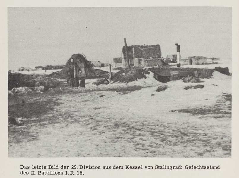 Eine Schwarz-weiß-Fotografie aus Stalingrad im Winter, auf der ein zerstörtes Haus und eine Person zu sehen sind.