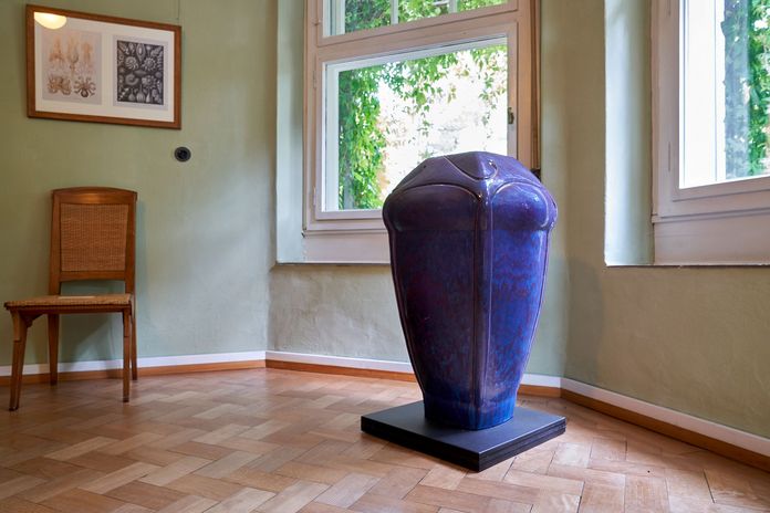 Eine lila Vase steht in der Nische im Esszimmer im Haus Hohe Pappeln