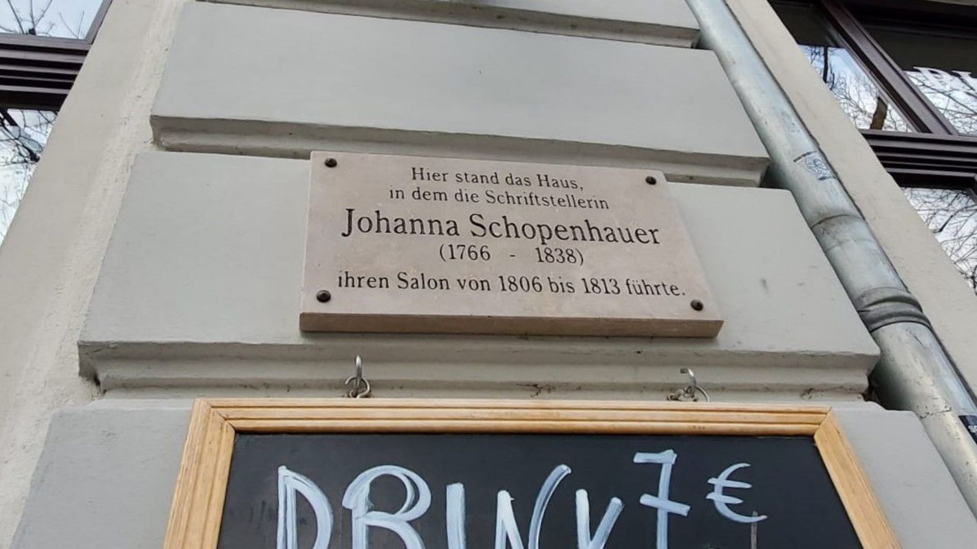 Tafel zur Erinnerung des Salons von Johanna Schopenhauer am Haus in der heutigen Schillerstraße 10, Weimar