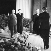 Thomas Mann Schwarz-weiß Bild mit drei Männern in Anzügen in einem Raum