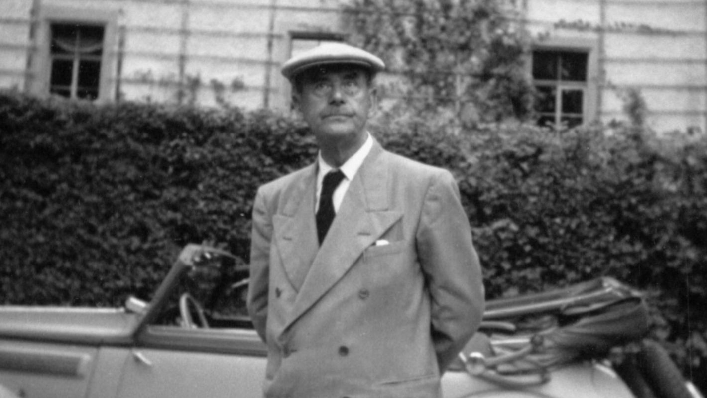 Thomas Mann vor Goethes Gartenhaus in Weimar, 1949