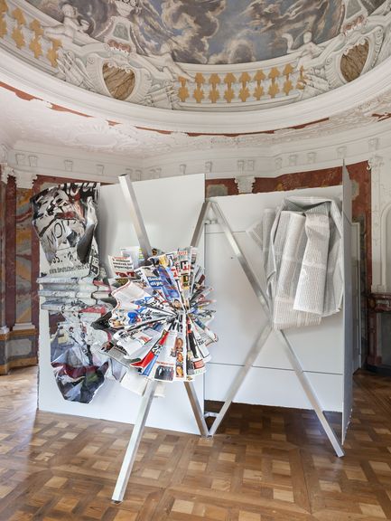 Kunstwerk aus Zeitungspapier in historischem Raum