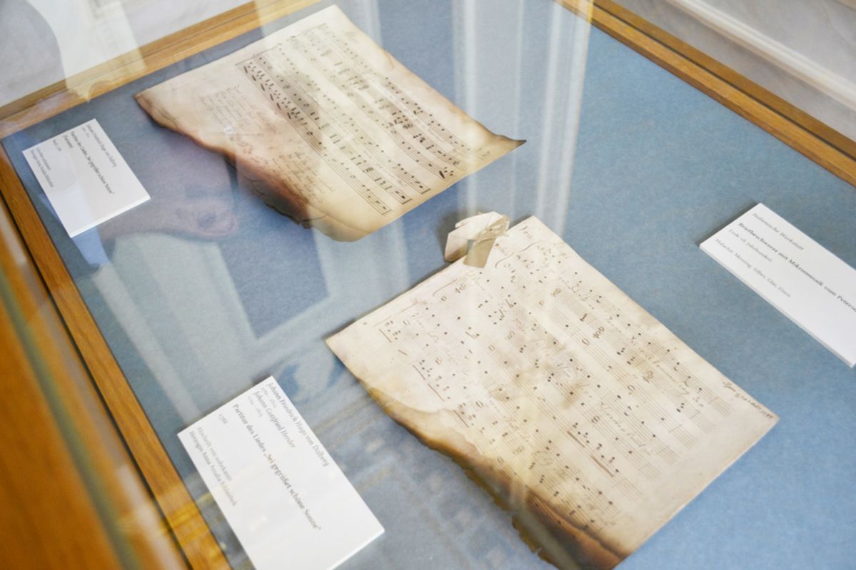 Das Notenblatt in der Ausstellung »Die Herzogin kehrt zurück« (Johann Friedrich Hugo von Dalberg (1760–1812), Johann Gottfried Herder (1744–1803), Partitur des Liedes »Sei gegrüßet schöne Sonne« (1788), Abschrift von unbekannt, Herzogin Anna Amalia Bibliothek)